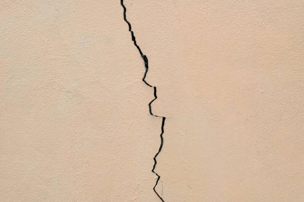รอยร้าวแผ่นดินไหวแนวตั้งที่มีความกว้างเกิน 5 มม. ควรให้ช่างมาตรวจเช็กความเสียหาย