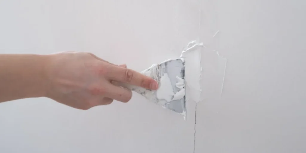 การอุดรอยแตกร้าวบนผนังก่อนทาสีทับสีเก่า